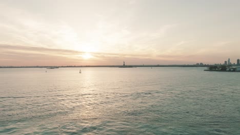 Vista-Panorámica-Del-Atardecer-Del-Río-Hudson-Con-La-Icónica-Estatua-De-La-Libertad-Al-Fondo,-Nueva-York,-EE.UU.