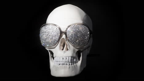 cráneo humano con gafas de sol