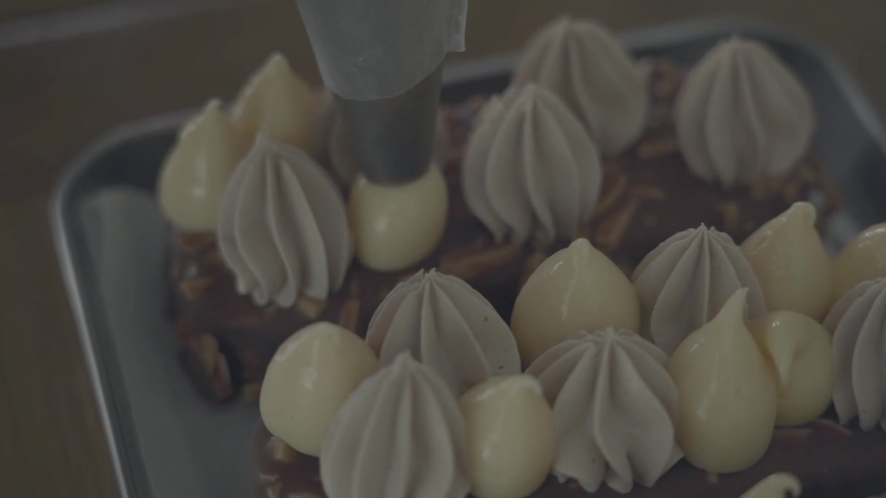 Decorazione di barretta di cioccolato e mandorle con crema al cacao