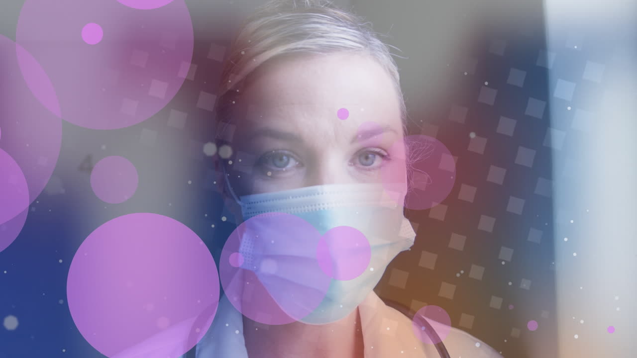 animación de formas sobre mujer caucásica con máscara facial