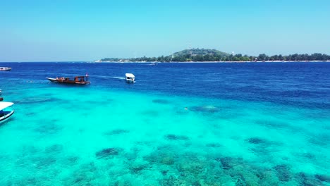 Tranquila-Superficie-Del-Mar-Cerca-De-La-Bahía-Tropical-De-Una-Isla-Aislada-Con-Palmeras-Que-Reflejan-El-Cielo-Con-Nubes-En-Bermudas