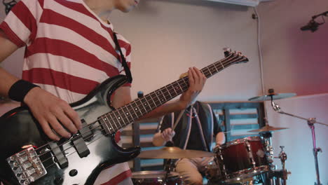 banda de música ensayando en el estudio de grabación 4