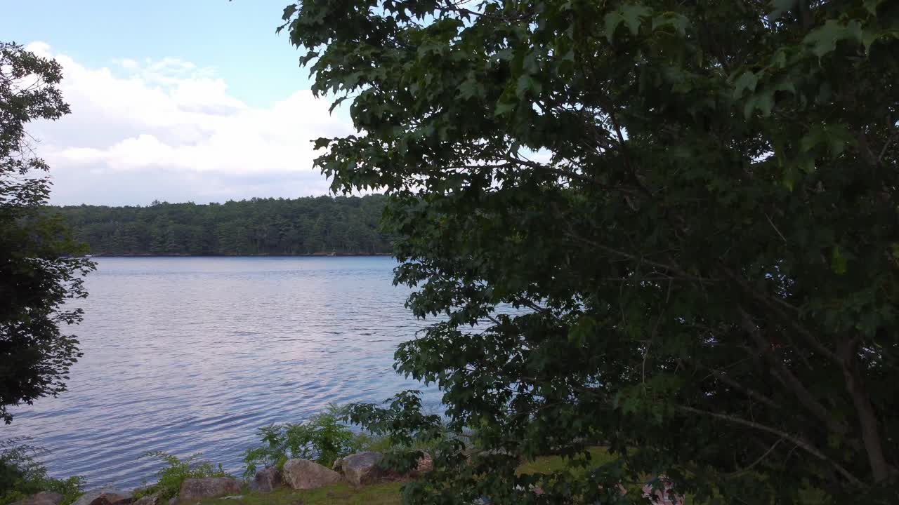 Panoramica verso l'alto del lungomare vicino a un impianto di smaltimento rifiuti a Bath, Maine