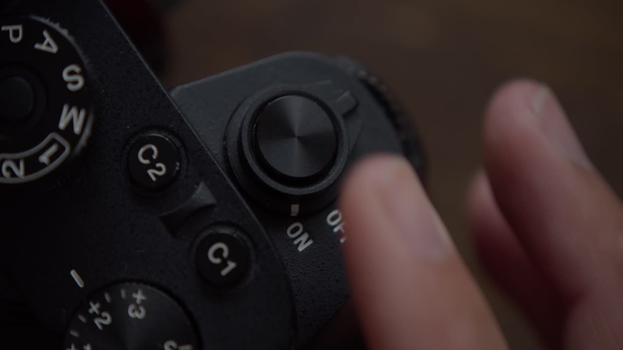 사진을 찍는 카메라의 셔터 릴리즈 버튼을 손가락으로 누르고 닫습니다.