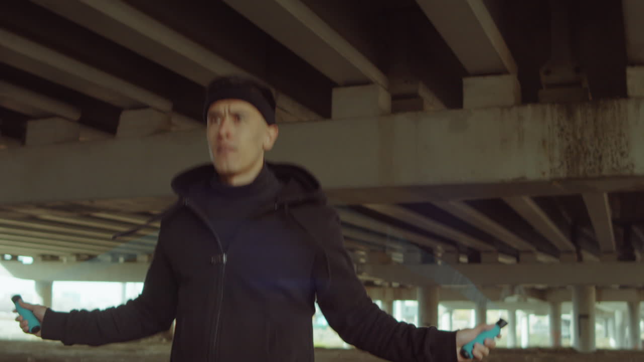 야외에서  ⁇ 줄을 뛰어넘는 남자