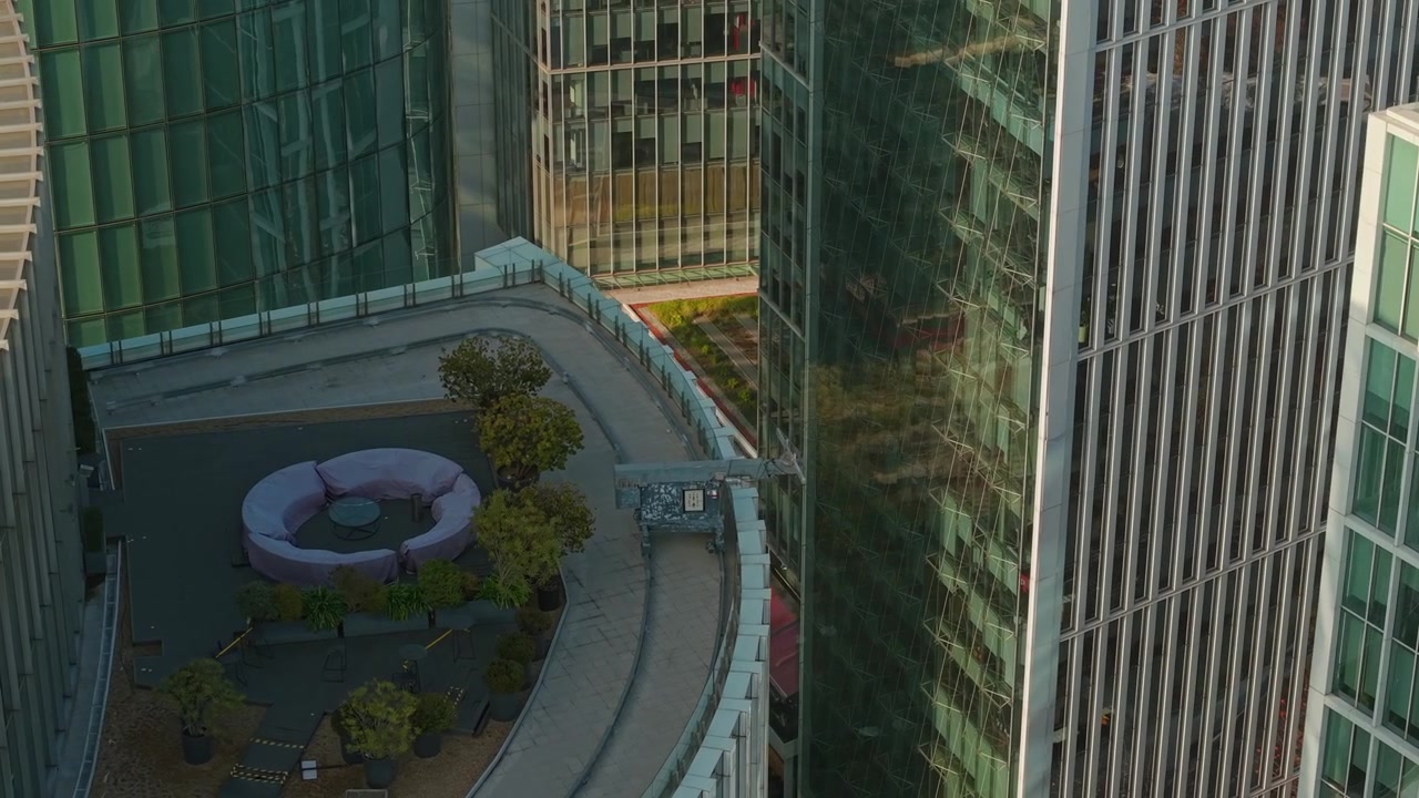 Órbita aérea de um terraço de luxo isolado cercado por edifícios de escritórios modernos, Santiago, Chile.