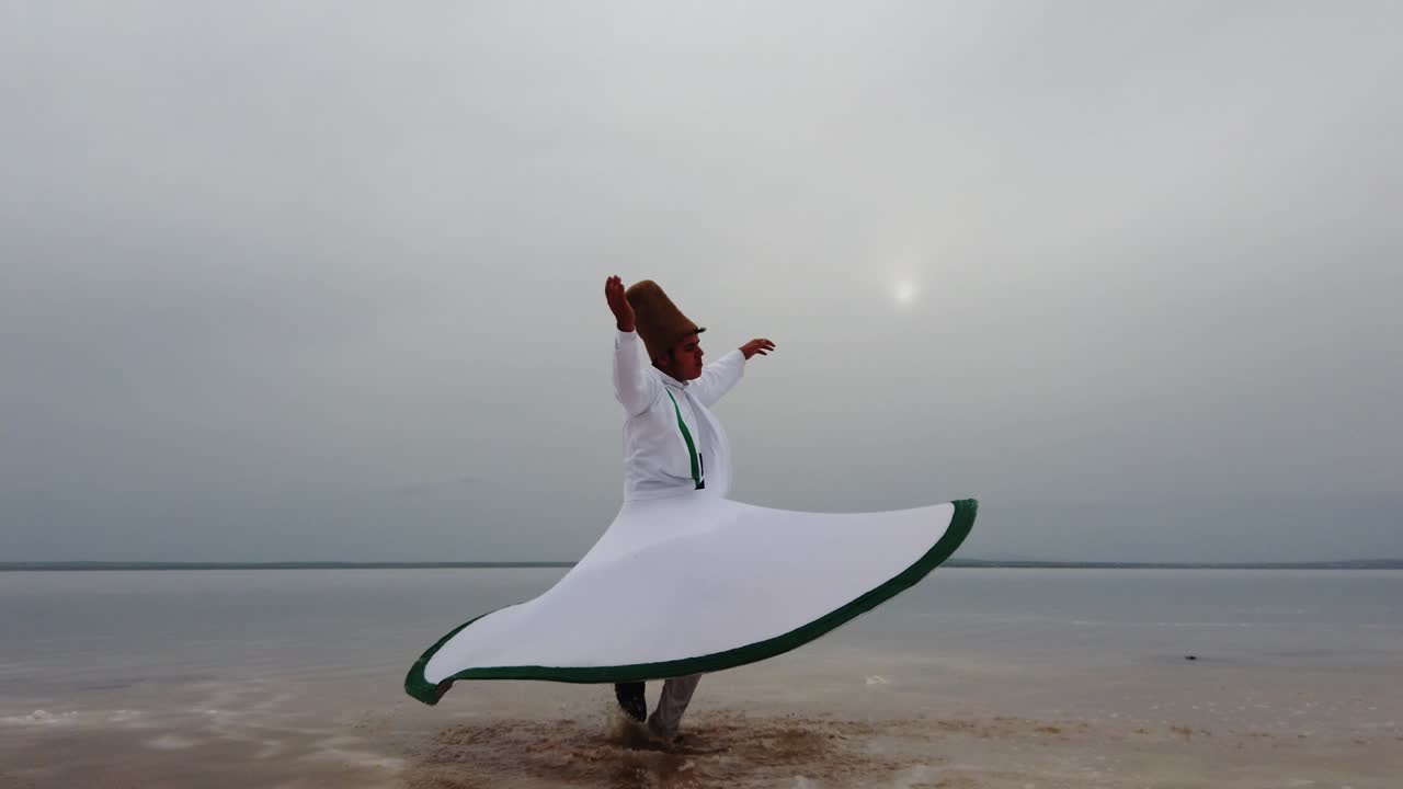 해가 지고 바다에서 회전하는 수피 (sufi whirling) 는 수피들 사이에서 유래한 사마 또는 신체적으로 활동적인 명상의 한 형태이다.