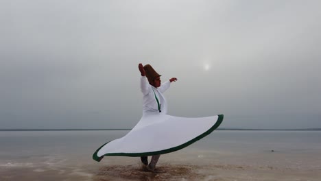 el atardecer y girar en el mar, sufi. el girar sufi (turco: semazen) es una forma de sama o meditación físicamente activa que se originó entre los sufis. 4k