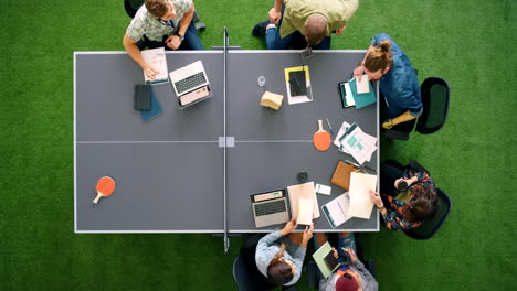 arriba, inicio y reunión en la computadora portátil en la mesa
