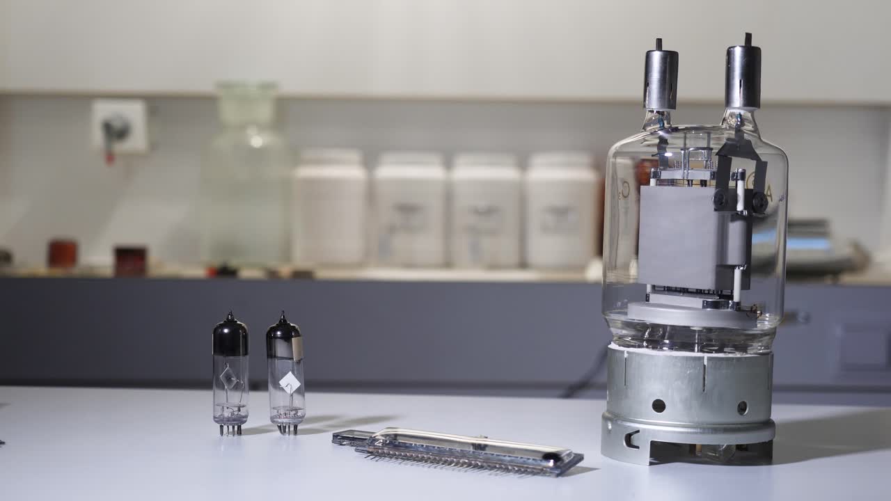 tubos y componentes electrónicos antiguos