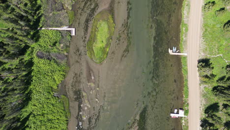 río de botes de agua clara con muelles de botes en los bordes del agua tranquila