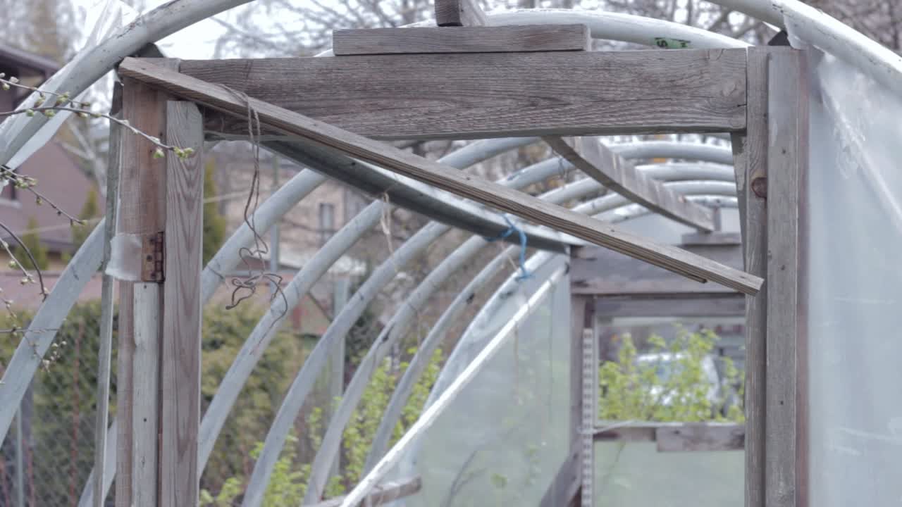 버려진 보도 터널의 황량한 날