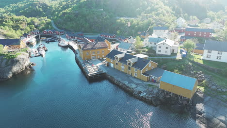 nusfjord desde arriba: el encanto de un pueblo de pescadores en primavera, islas lofoten, noruega