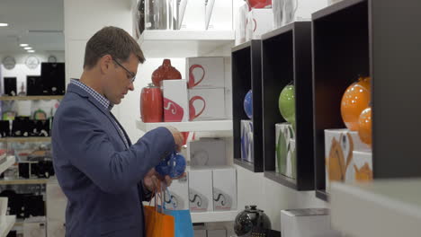 en la tienda de tesalónica grecia hombre elegir tetera
