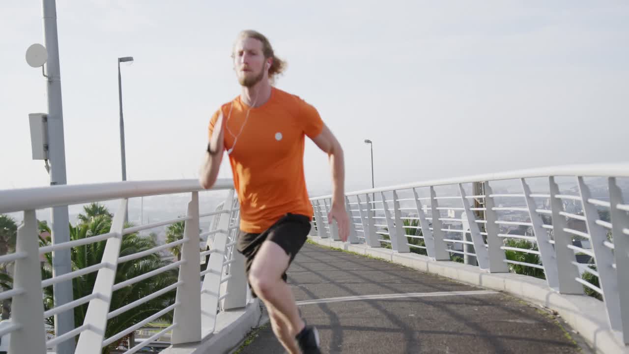 Uomo sportivo caucasico che si allena su un ponte