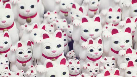 일본 도쿄 고토쿠지의 마네키네코 고양이 수, 왼쪽 샷 추적