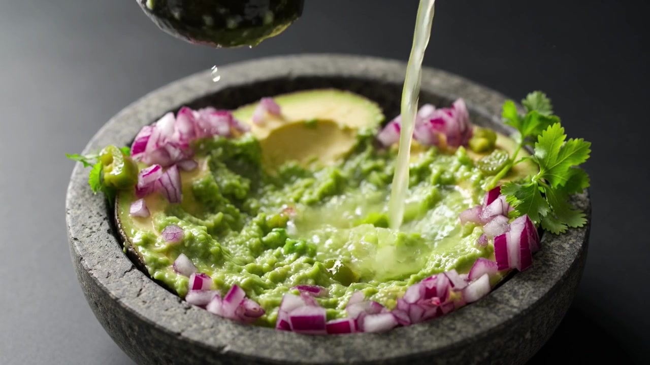 Příprava čerstvého guacamole v tradičním kamenném molcajete
