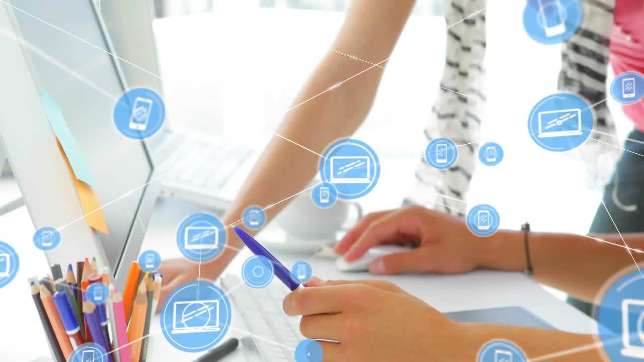 animación de iconos conectados con líneas, compañeros de trabajo caucásicos discutiendo informes en el escritorio