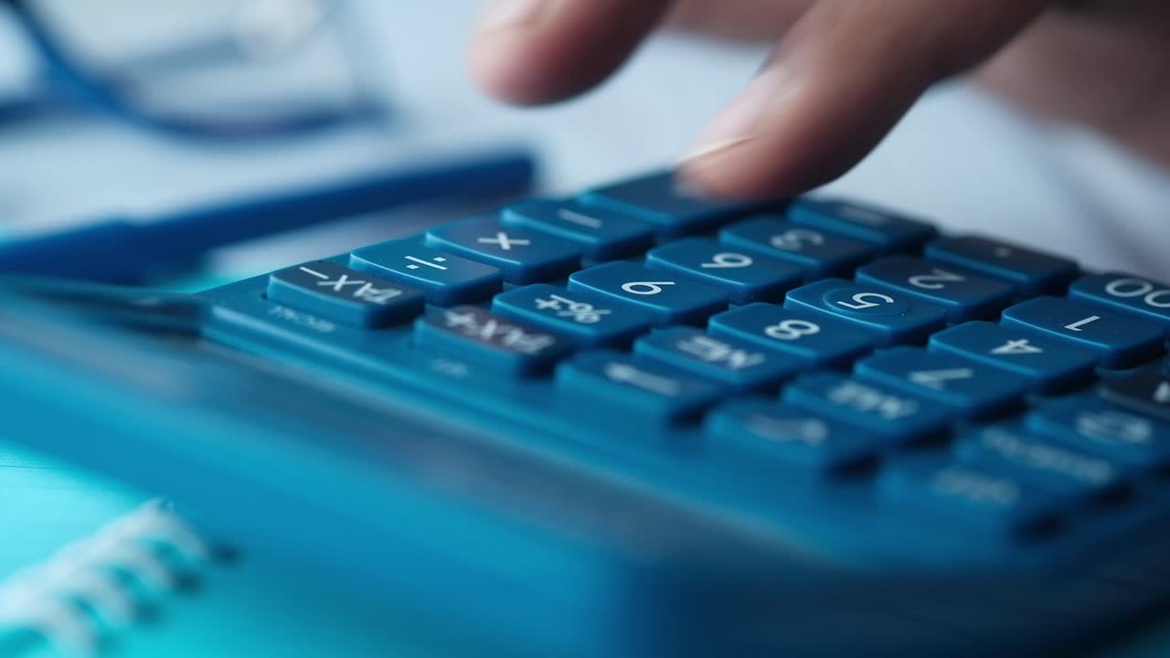 persona que hace cálculos con una calculadora azul