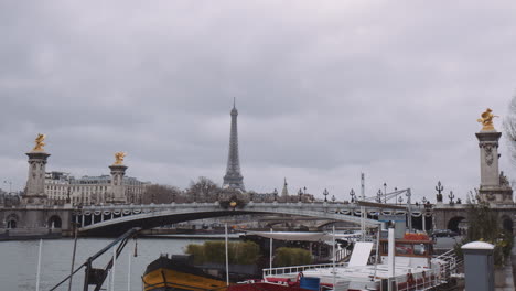 puente de arco de cubierta pont alexandre iii sobre el río sena, parís, francia