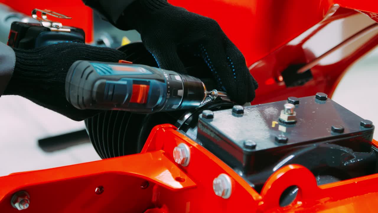 construir maquinaria grande maquinaria. trabajo en taller de montaje. equipo moderno