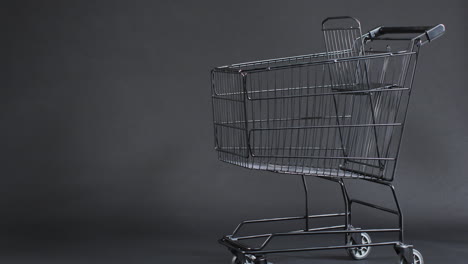 video de un carrito de compras con espacio de copia sobre un fondo gris