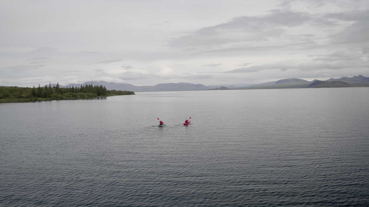 lago hestvik y paisaje orbital aéreo en islandia siguiendo dos kayaks