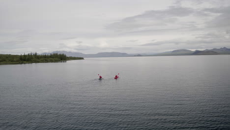 lago hestvik y paisaje orbital aéreo en islandia siguiendo dos kayaks