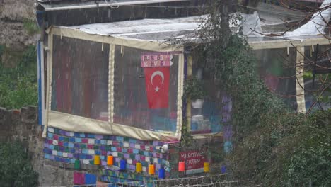 día lluvioso y nevado en un café callejero turco
