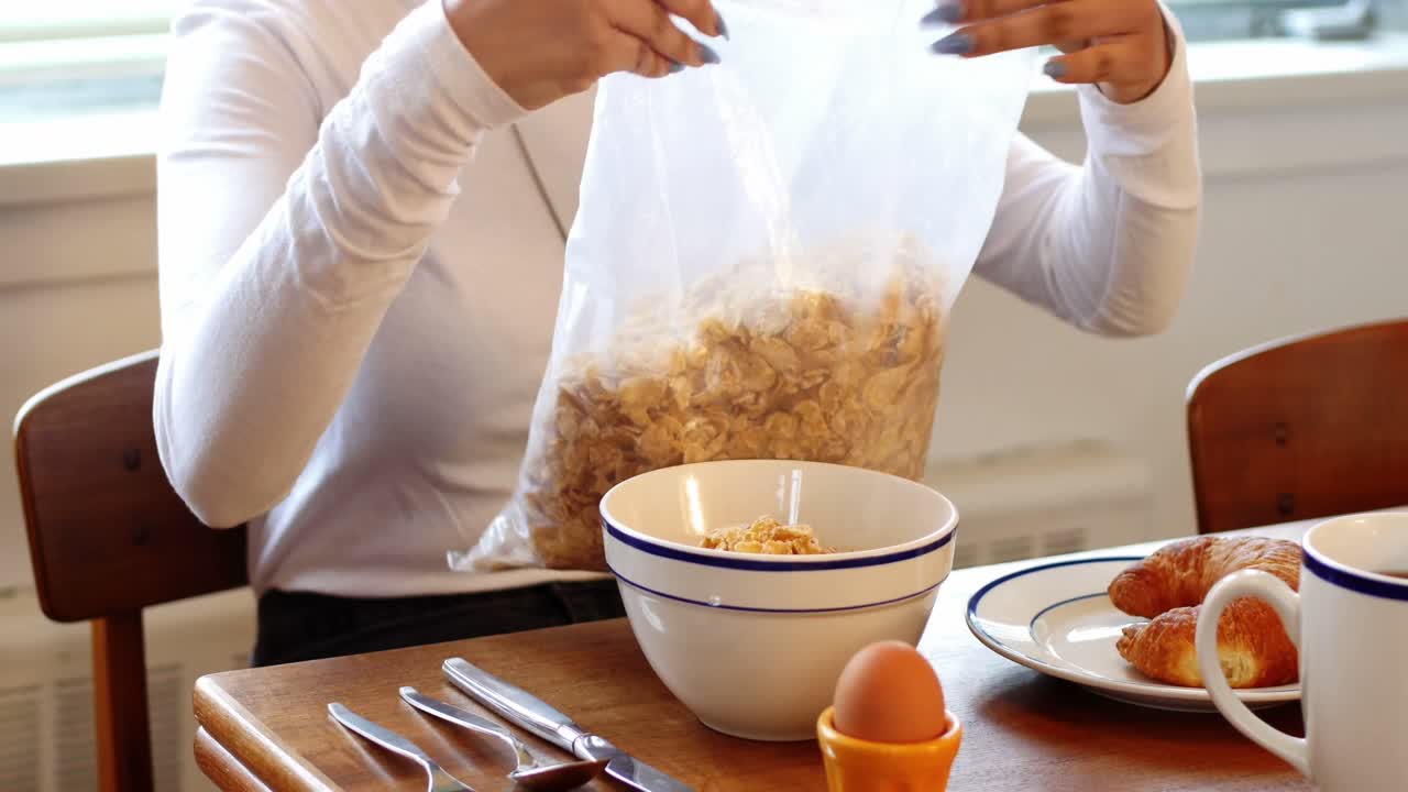 hermosa mujer desayunando