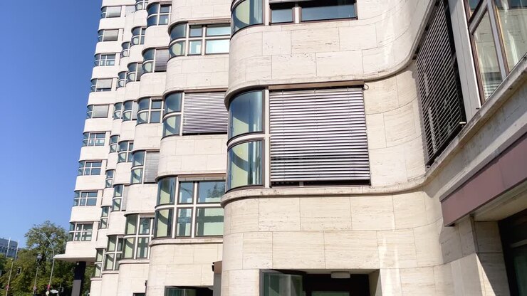 Facciata ondulata della famosa Casa delle Conchiglie a Berlino, un edificio storico