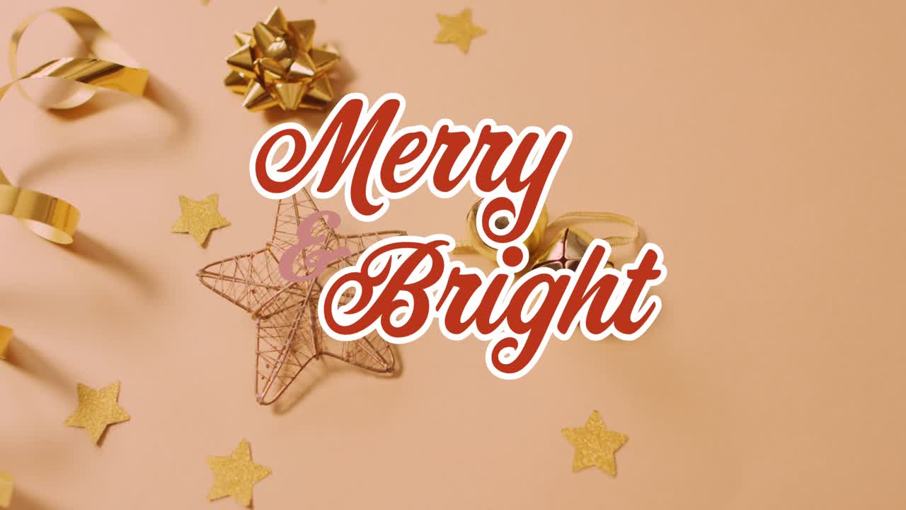 Animazione di un banner di testo 'Merry Bright' su decorazioni natalizie su superficie gialla