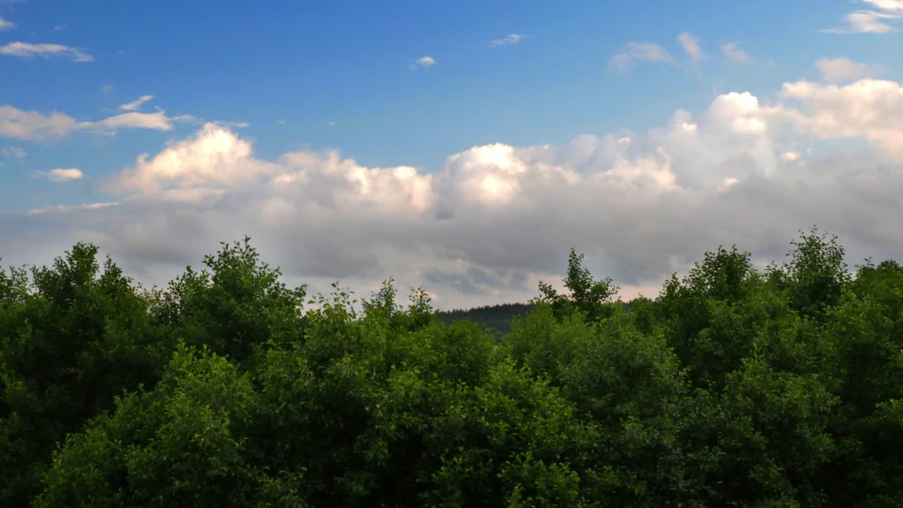 푸른 하늘을 움직이는 구름의 저속 촬영