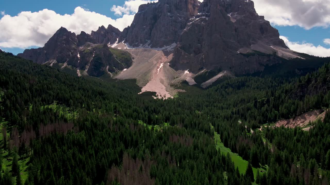 imágenes de drones panorámicas del pico pelmo en las dolomitas de italia