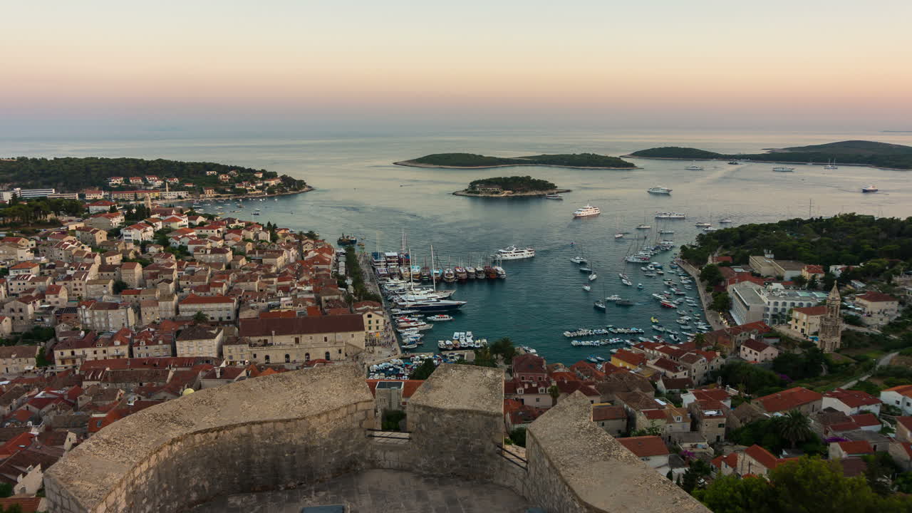 Time lapse dal giorno alla notte della città di Hvar, Croazia