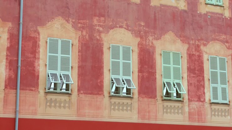 Finestra con persiane in legno dell'edificio storico del Museo Henri Matisse a Nizza, Francia