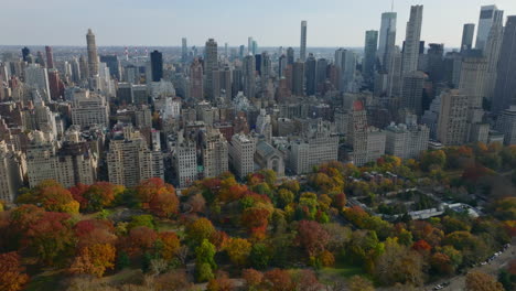 Imágenes-En-ángulo-Alto-De-Edificios-De-Gran-Altura-Alrededor-Del-Parque-Central-De-Otoño.-Manhattan,-Ciudad-De-Nueva-York,-Estados-Unidos