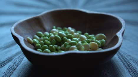 Gandules-En-Un-Tazón-Sacados-De-La-Vaina-En-La-Mesa-Después-De-Ser-Recogidos-Del-árbol,-Cultivo-De-Proteína-Fresca-Verde-Saludable-Cosechado