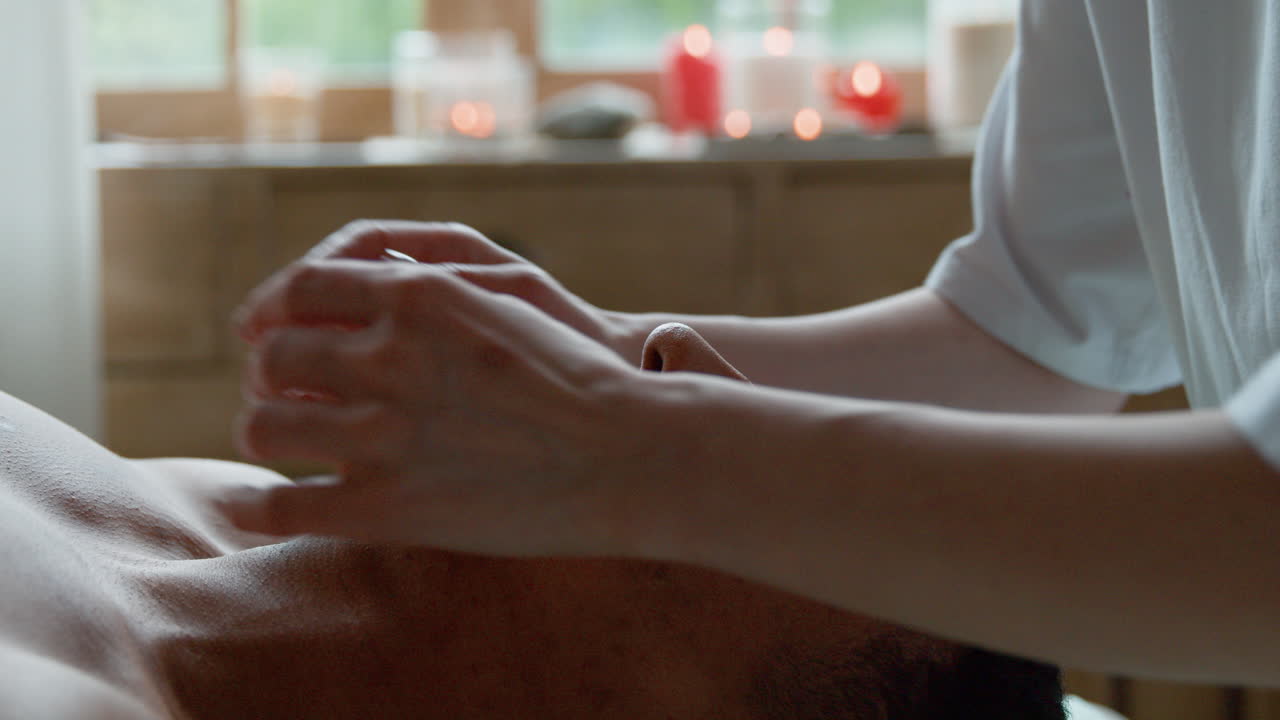 마사지 받는 남자