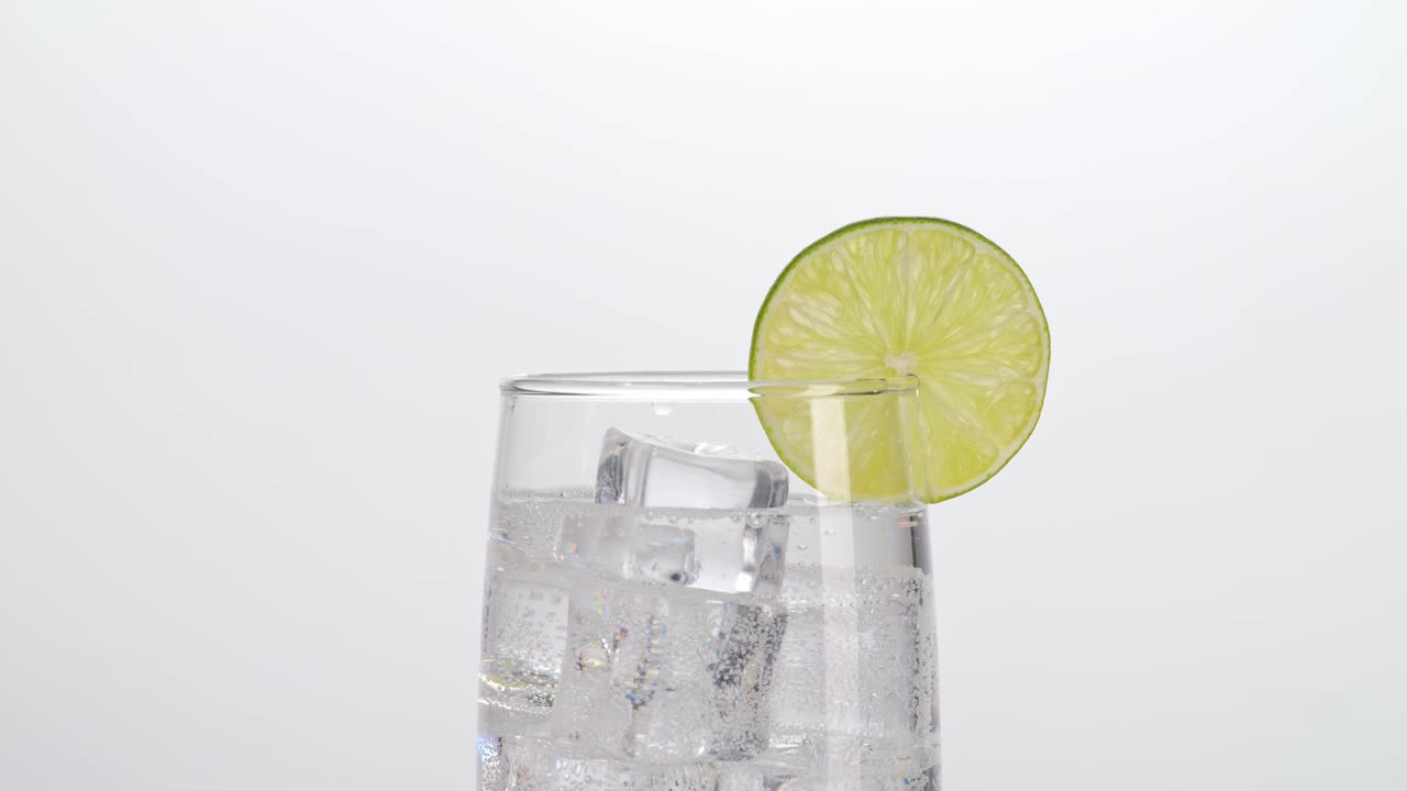 Soda rinfrescante al lime con ghiaccio