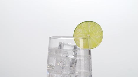 refrescante soda de limón con hielo