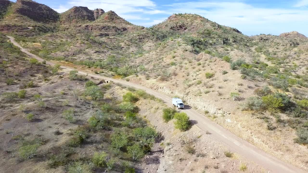 vagabundo - autocaravana conduciendo en un viaje por carretera viajando a méxico - vista aérea de drones sobre el auto