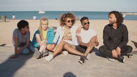 descansando jóvenes amigos en la costa de la ciudad