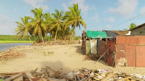 Toma-Establecida-De-Moree-Ghana-áfrica-Tradicional-Pueblo-De-Pescadores-Con-Playa-De-Mar-Y-Palmeras