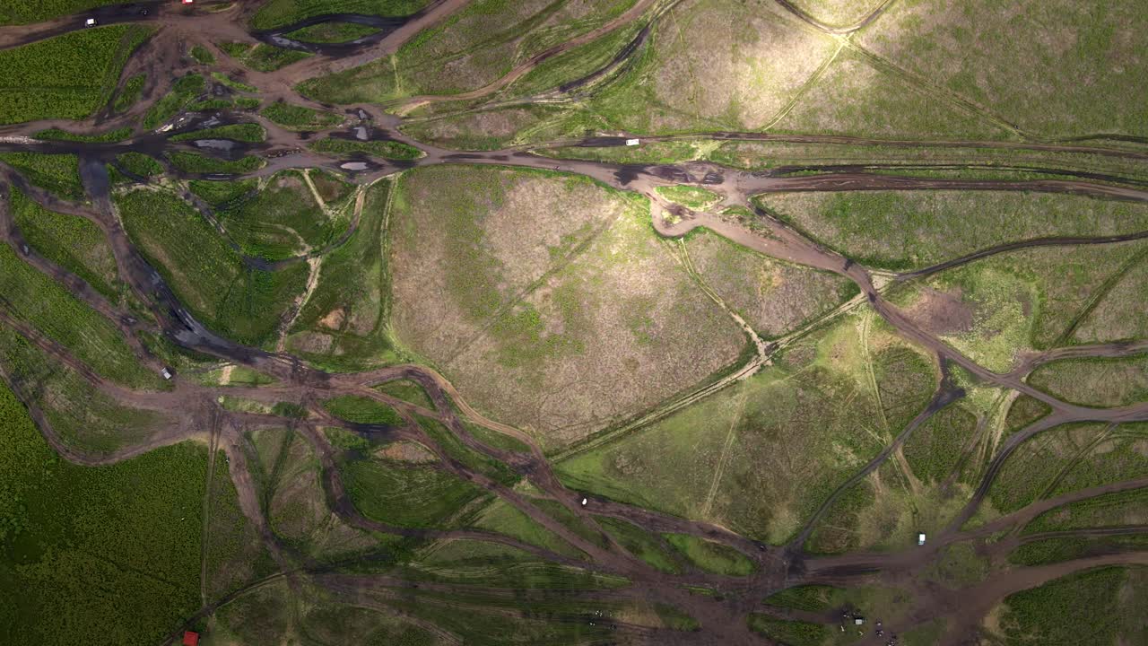 imágenes aéreas de 4k de una aventura off-road de adrenalina a través de un valle impresionante, el valle de watangan, el icónico valle en el monte bromo, el icónica volcán activo