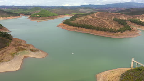 Atemberaubende-Landschaft-Am-See-Im-Barragem-Da-Bravura-In-Portugal---Luftaufnahme