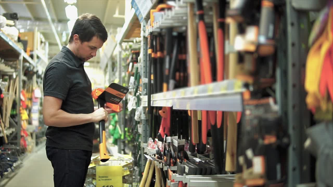 hombre comprando herramientas en una ferretería