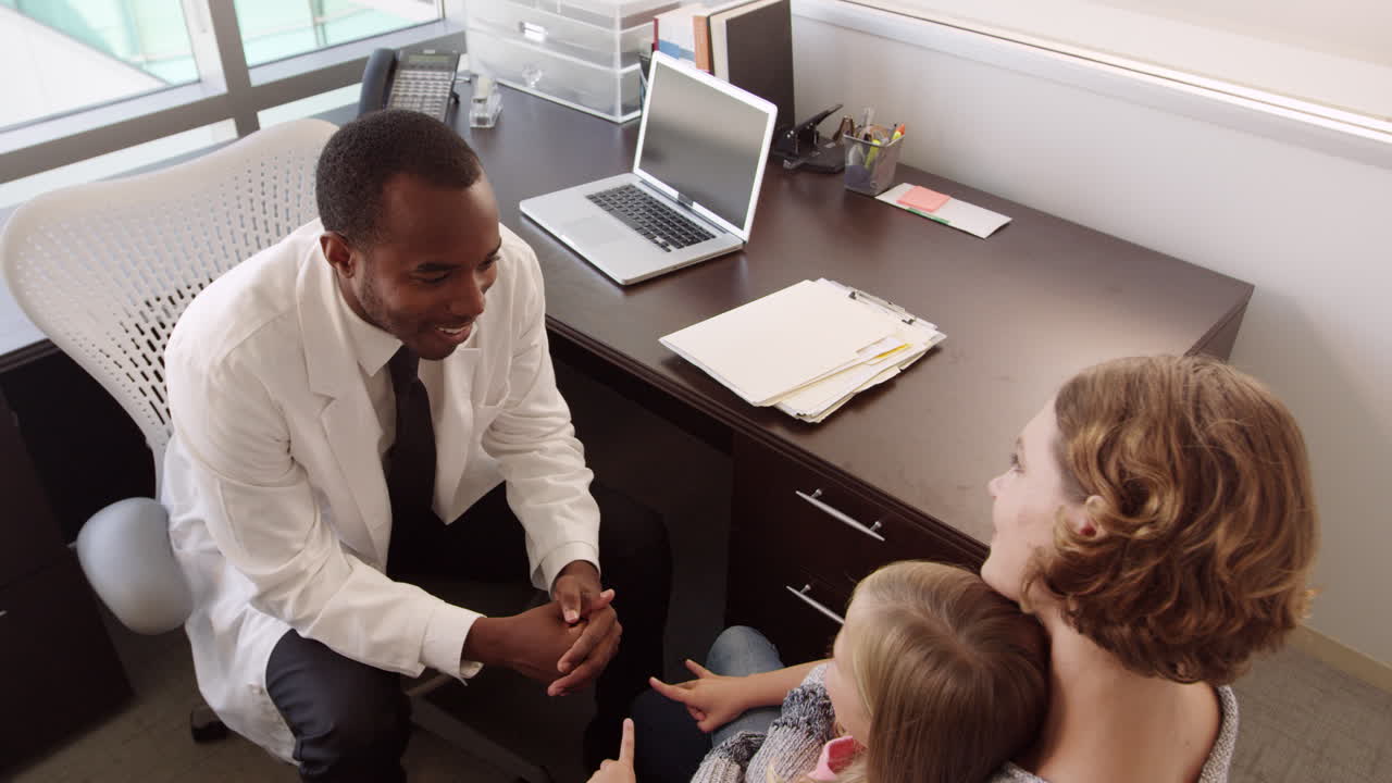 pediatra se reúne con la familia en el hospital filmado en r3d