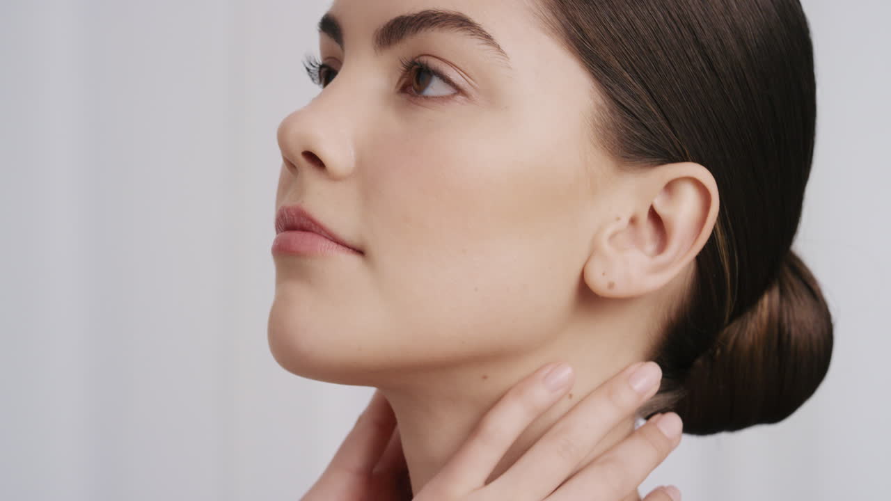 retrato de una mujer joven sana tocando suavemente la piel con las manos acariciando la piel suave y suave hermosa mujer caucásica disfrutando del cuidado de la piel de lujo relajación sensual