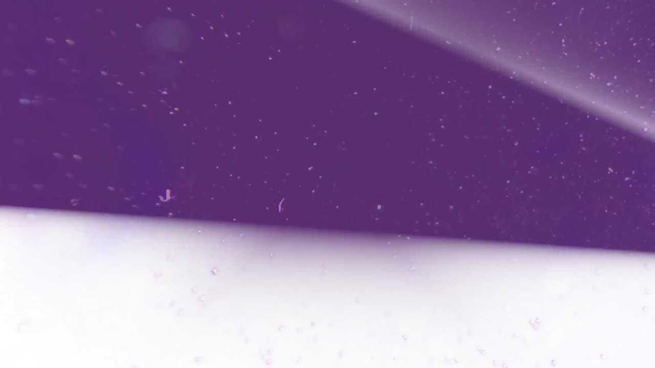 animación de mega venta en texto blanco distorsionando sobre formas de diamante de neón azul sobre fondo negro